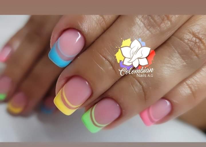 OFREZCO MANICURE Y PEDICURE AL ESTILO COLOMBIANO