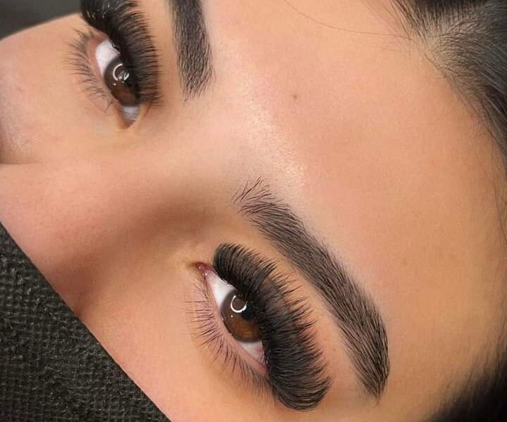 OFREZCO GLAMOROUS EYELASHES & BROWS